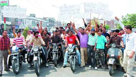 Shopkeepers shout slogans against police in Amritsar
