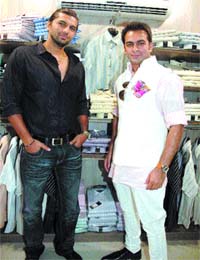 Chetan Hansraj of Kahani Ghar Ghar Ki fame strikes a pose along with fellow model Jas Arora