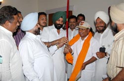 PPCC general secretary Parminder Singh Pinki presenting a siropa to Defence Minister A.K. Antony.