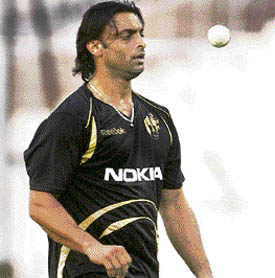 Who will blink first: Shoaib Akhtar or Sachin Tendulkar?