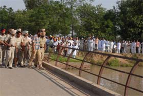 Accused showing the spot at Rania-Roke bridge over Abohar feeder canal where body of the victim was thrown