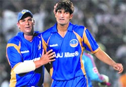 Shane Warne (L) and Sohail Tanvir will be the key for Rajasthan Royals in the first IPL T20 semifinal match against Delhi Daredevils at the Wankhede Stadium in Mumbai