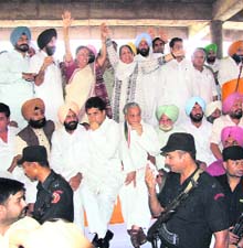 AICC general secretary Margaret Alva and PPCC chief Rajinder Kaur Bhattal raise hands at a rally of the party at Moga on Thursday.