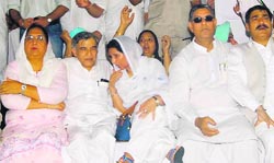 Rajinder Kaur Bhattal, Pawan Kumar Bansal, Perneet Kaur and other Congress leaders during a rally at Kharar