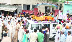 Congress leaders protest with the body of a Congress worker at Majitha police 