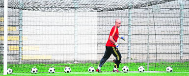 Readying for last hurrah: Spanish goalkeeper Jose Manuel Reina practices during a training session at Franz Horr stadium in Vienna on Friday. Span clash w ith Germany in the Euro 2008 championship final in Vienna on Sunday.