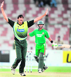 Pakistani bowler Abdur Rauf (L) unsuccessfully appeals for an lbw decision against Bangladesh cricketer Farhad Reza (R) during the Super League Asia Cup match. 