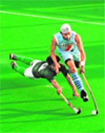 India's Gurwinder Singh Chandi (R) fights for the ball with Aamir Shahzad of Pakistan during the semifinals of the Junior Asia Cup in Hyderabad 