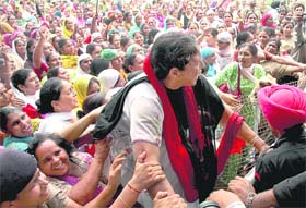 Anganwadi workers try to break the barricades at Matka Chowk, Sector 17