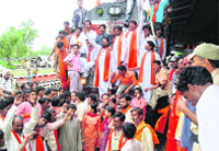 Shiv Sainiks halt Ahmedabad Express at Chakki Bank, Pathankot