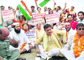 Leaders of the Muslim National Front stage a dharna against a ban on their entry into J-K, on a bridge in Pathankot