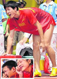 China's Olympic champion Liu Xiang prepares for a men's 110-metre hurdles first round heat during the athletics competitions at the Beijing 2008 Olympics in Beijing