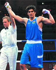 Vijender Kumar (R) is declared winner after defeating Ecuador's Carlos Gongora during the middleweight (75 kg) quarterfinal boxing bout on Wednesday in Beijing.