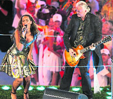 British singer Leona Lewis (L) and musician Jimmy Page perform during the closing ceremony for the Games.
