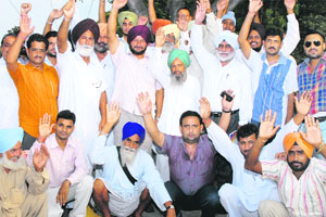 Farmers demonstrate against the Council for Citrus and Agri Juicing to seek clearance of their dues in Chandigarh on Monday.
