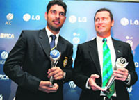 Yuvraj Singh (L) poses with Australia's Simon Taufel at the ICC Awards ceremony in Dubai 