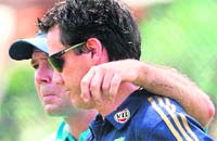  Ricky Ponting (L) speaks with injured teammate Bryce McGain during a team training session.