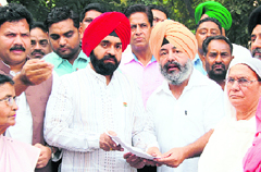 Charn Singh Sapra (in red turban), the visiting MLC from Mumbai, interacts with residents and Congress leaders in Amritsar on Tuesday.