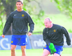 Manchester United�s Cristiano Ronaldo (L) and Wayne Rooney take part in a training session on Monday.