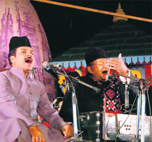 Italian guitarist Allessio Nebiolo and (right) Mohammed Ahmed Khan Warsi entertain the audience on the concluding day of the Virasat festival.