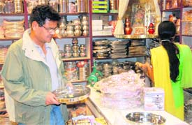 A man purchases utensils on the occasion of Dhanteras