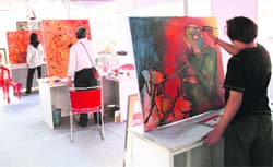 Artists at work at the recently held Virasat �08 festival in Dehradun.