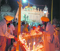Devotees light candles at Takht Hazur Sahib on Bandi Chhor Diwas at Nanded on Tuesday.