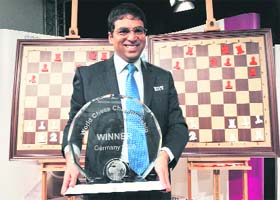 Viswanathan Anand holds the winner�s trophy at the Chess World Championships in Bonn