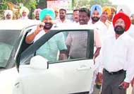 PPCC chief Mohinder Singh Kaypee and Bathinda MLA Harminder Singh Jassi with others offer flowers to the portrait of former Prime Minister Indira Gandhi at a Sankalp Diwas function in Bathinda on Friday; and (right) Ajaib Singh Bhatti, MLA, Nathana, Makhan Singh, MLA, Pakka Kalan, Gurpreet Singh Kangar, MLA, Phul, and Mangat Ram Bansal, MLA, Budhladha, after welcoming Kaypee choose not to attend the function.