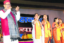 Legendary singer Narendra Singh Negi with his troupe performs at the Haridwar Mahotsav.