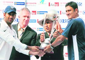 M.S. Dhoni called up Kumble to jointly receive the Border-Gavaskar trophy