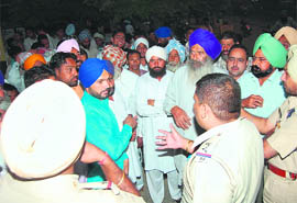 Farmers block the G.T. road in Khanna.