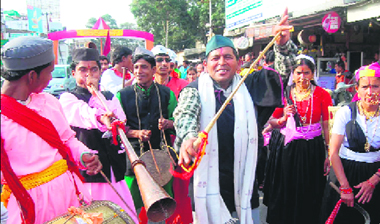 A men�s cultural troupe presents a folk dance.