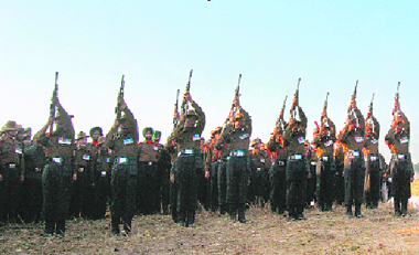 Soldiers pay tributes to havildar Gajendra Singh who was martyred during the rescue operation of the Mumbai attacks.