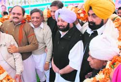 Capt Amarinder Singh with other Congress leaders during a rally at Ropar