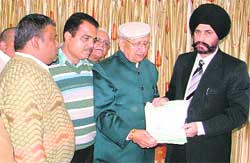 Deputy Speaker of the Vidhan Sabha Satpal Gosain (second from right) submits affidavits of fire cracker dealers to divisional commissioner, Patiala division, Jasbir Singh Bir in Ludhiana