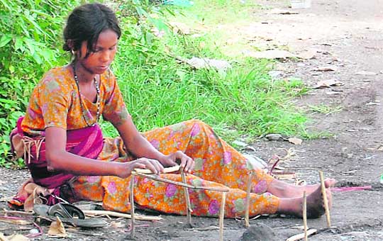 A rag-picker tries her hand at constructing a house.