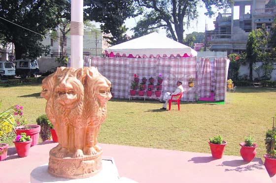 To enjoy the winter sun, Uttarakhand DGP has shifted office to the lawns in Dehradun.