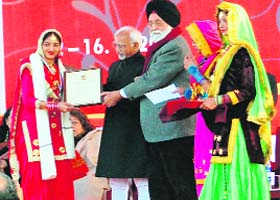 Vice-President Hamid Ansari and Minister of State for Youth Affairs and Sports M S Gill present an award to one of the winners of the 14th National Youth Festival on the inaugural day in Amritsar