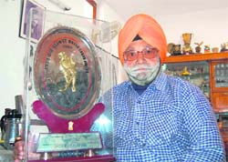 Former Olympian and hockey wizard Hardayal Singh with the Dhyan Chand Award.