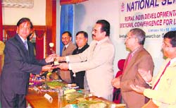 Dr MJ Modayil, member, Agricultural Scientist Recruitment Board, presents the Fellow Mobilisation Award to Dr Dalip K. Gosain.