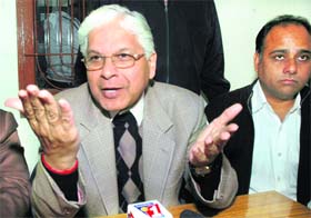 Union Minister of State for Industry Ashwani Kumar (left) presides over a meeting of Congress leaders in Jalandhar