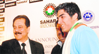 Subrata Roy Sahara with Vijender Singh