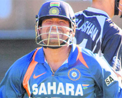 Sachin Tendulkar reacts after suffering a stomach injury during the 3rd ODI in Christchurch.