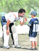 Tendulkar discusses battingwith coach Gary Kirsten's son Joshua (5) in Hamilton.