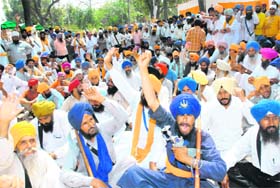 Supporters of Baljeet Singh Daduwal stage a dharna in Bathinda