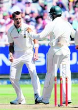 South Africa's Dale Steyn (left) celebrates taking the wicket of Australia's Mike Hussey with Hashim Amla (right) during the first day of the third Test.