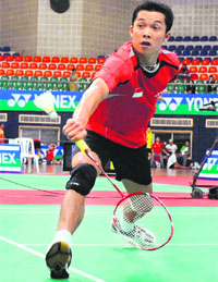 Taufik Hidayat returns a shot to his opponent Tommy Sugiarto during their men's singles semifinal match on Saturday. 