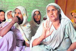 Jasmail Kaur (right) and women of Jodhpur Pakhar