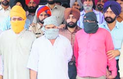 Smugglers caught with heroin and fake currency in police custody in Amritsar 
